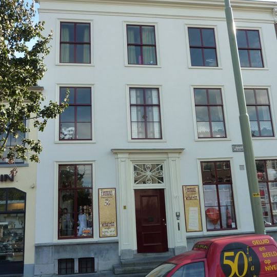 Pand met 18e-eeuwse gevel met rechte kroonlijst, ingang met pilasterstelling