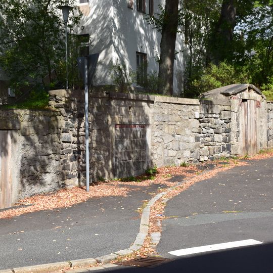 Gang mit Felsenkellern