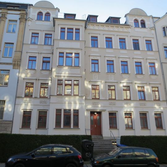 Mietshaus in geschlossener Bebauung mit Vorgarten Theodor-Lessing-Straße 3