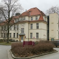 Building A8: Clinic building in the style of reform architecture (individual monument to ID No. 09284584) Hufelandstraße 15