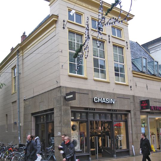 Diep pand met verhoogde voorgevel