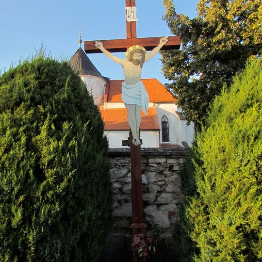 Kříž u kostela sv. Barbory v Častohosticích
