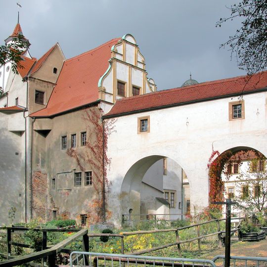 Sachgesamtheit Schloss Forder- und Hinterglauchau, mit folgenden Einzeldenkmalen: Schlossanlage, Schlossgarten , Schlossbrücke im Park und Kelleranlagen , sowie dem Schlossberg als Sachge