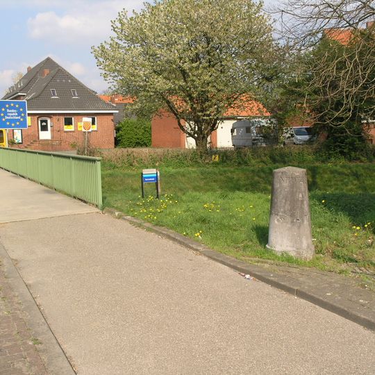Grenspaal aan de Nordhornsestraat die de rijksgrens Nederland-Hannover markeerde