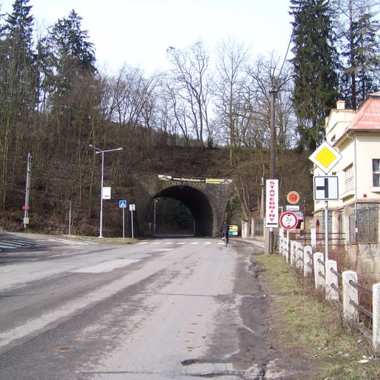 Železniční most přes silnici II/105 v Kabátech