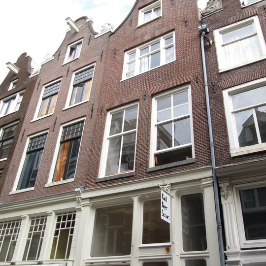 Pand met gevel onder rollagentop