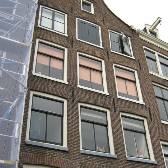 Pand met gevel onder klokvormige top met rollagen