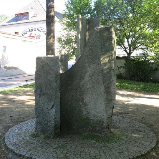 Kamenná plastika v parku v Pavlíkově ulici v Klatovech