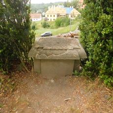 Socha na terase zámku ve Valči před východním průčelím