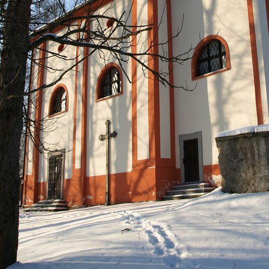 Kříž u kostela v Zelené Lhotě