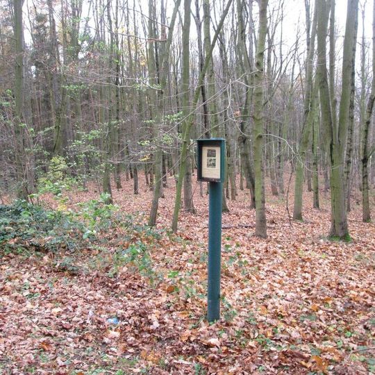 Památník jižně od Roupova