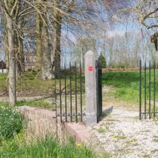 Martenastate, grafheuvel (familiebegraafplaats Van Burmania) en dam met hek