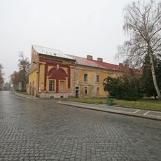 Kasárna jednoduchá Okružní 238 a torzo Hradecké brány