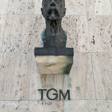 Pomník-busta Tomáše Garigue Masaryka na domě 75/2 na náměstí Republiky v Žďáru nad Sázavou