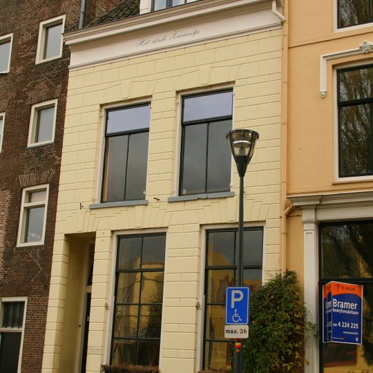 Pand met gepleisterde gevel en rechte kroonlijst