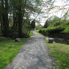 Můstek Farské ulice přes Mokřanský potok ve Velkých Popovicích