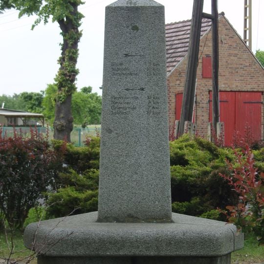 Wegestein mit drei Ecksteinen Lindenallee