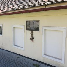 Pamětní deska Karla Blažeje Kopřivy na staré škole v Cítolibech