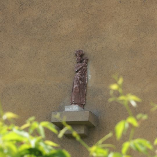 Socha na domě Strážovská 83 v Praze