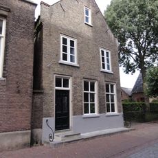 Huis met zadeldak en aan de voor- en achterzijde elk een topgevel