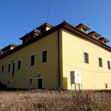 Kaštieľ so záhradou, kaštieľ