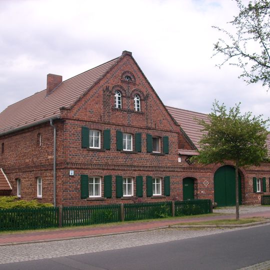 Bauernhaus, zwei Seitengebäude und Scheune und eines Vierseithofes Am Anger 2