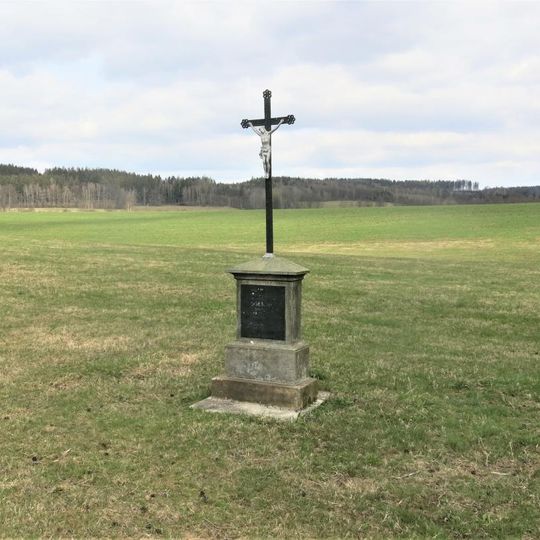 Kříž u památné borovice západně od Lipové