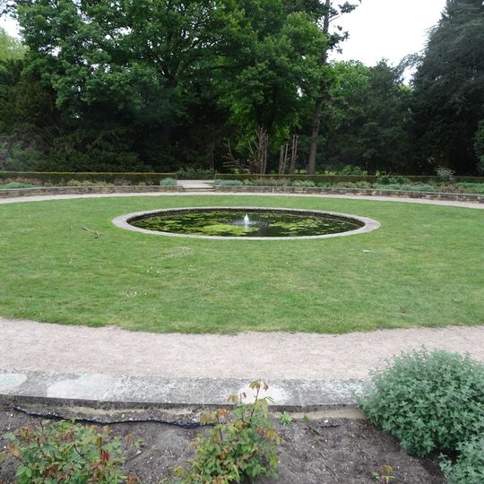 Zierbrunnen im Garten 4