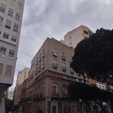 Edificio de locales y viviendas