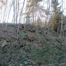 Kříž severně od Hradiště na svahu