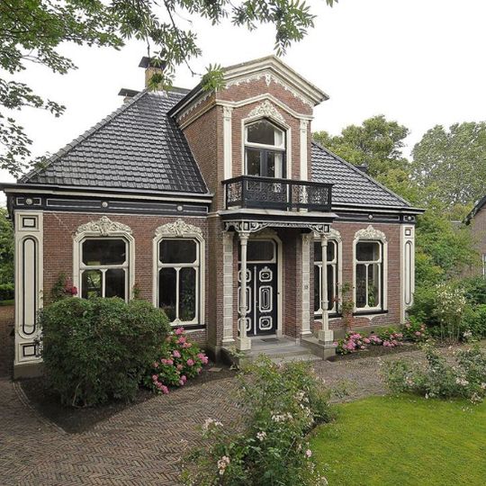 Rentenierswoning met bijbehorend hek