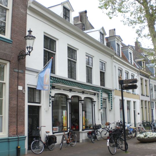 Pand met gepleisterde lijstgevel onder dwars schilddak met dakkapellen xviii/xix