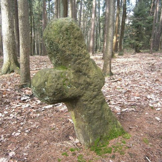 Smírčí kříž v Loučkách za obcí v lese