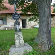 Kříž v Kajetíně u kaple
