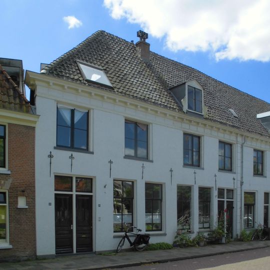 Pand met gepleisterde gevel met rechte kroonlijst