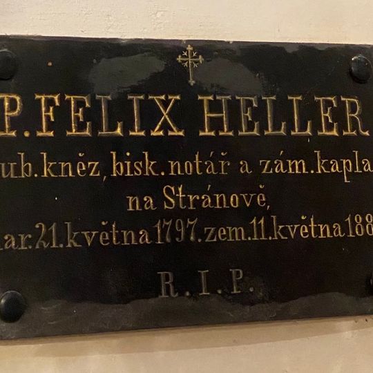 Pamětní desky padlým na kostele v Krnsku