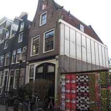 Huis met gevel onder klokvormige top