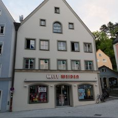 Wohn- und Geschäftshaus