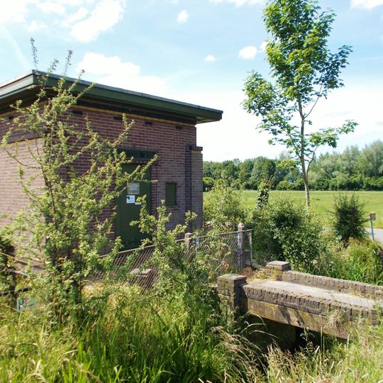 Transformatorhuisje met brug naar ontwerp van het type B3R