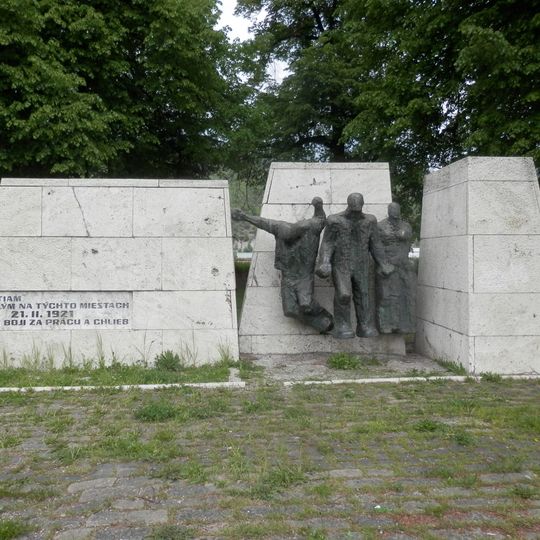 Pamätné miesto s pamätníkom, pamätník