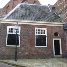 Eenvoudige woning onder zadeldak met toppilaster ter halverwege