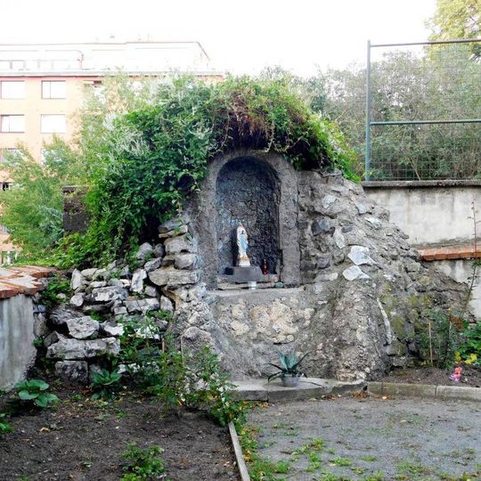 Výklenková kaplička u kostela Archanděla Michaela v Podolí