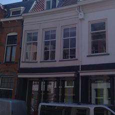 Pand met zadeldak tussen puntgevels