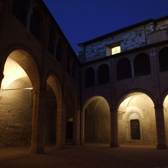 Chiostro di Castello al Monte