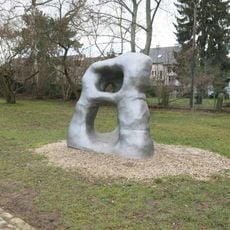 Kovová plastika Adam a Eva v Městském parku v Turnově