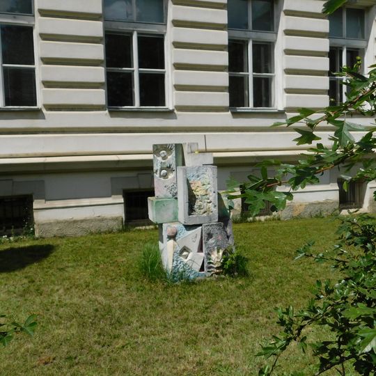 Plastika u gymnázia v Mladé Boleslavi