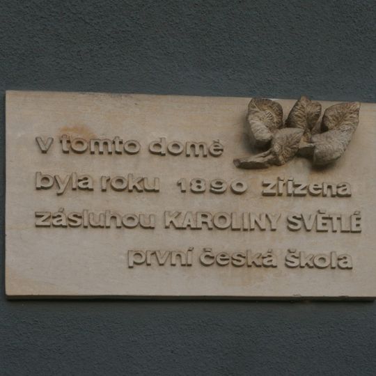Pamětní deska první české školy na domě Pražská 388 v Hodkovicích nad Mohelkou