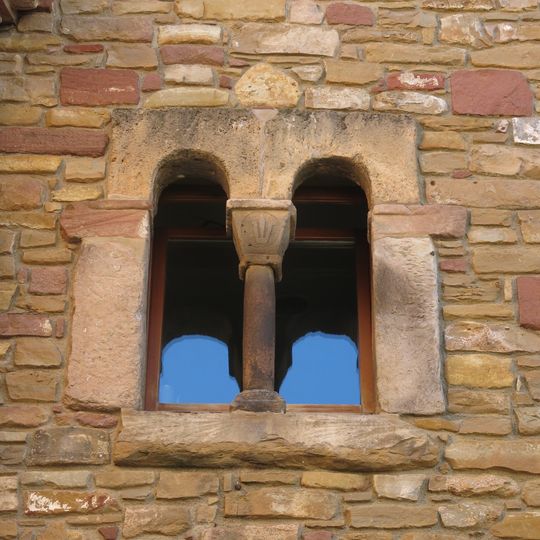 Finestra romànica de l'habitatge carrer de Baix, 15