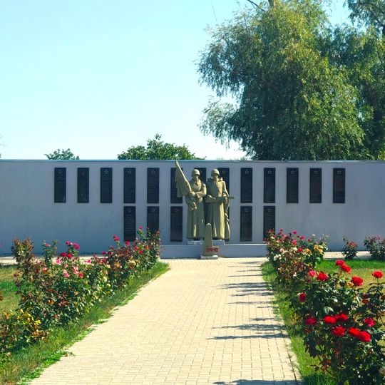 Monument la mormântul comun al ostașilor căzuți în 1944