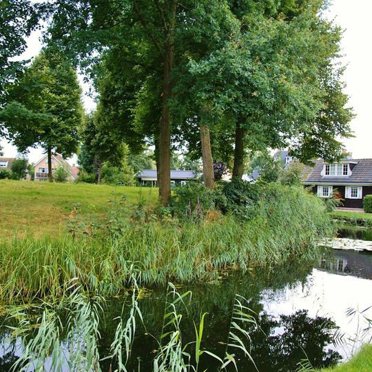 Ruïne 'Giessenburg' : bij de dorpskern over de Giessen gelegen terrein met twee dichtgegroeide grachten, een heuvel met wallen en enkele muurfragmenten